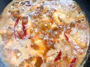 把腌好的虾放进去，煮1分钟，待虾慢慢变弯、壳变红时，加入一勺家乐鸡粉调味儿，就可以关火了，这样煮出来的虾肉口感特别棒~