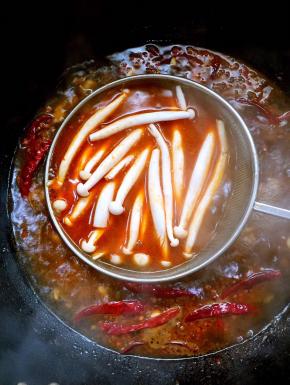 再将海鲜菇放进去烫2分钟，迅速捞出。