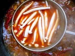 再将海鲜菇放进去烫2分钟，迅速捞出。