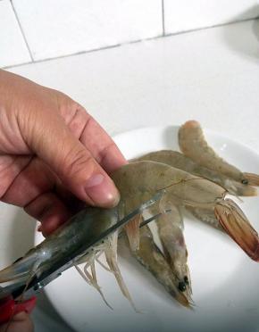 最后用剪刀剪掉虾须，虾嘴和虾的脚就可以了！