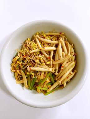 捞出后平铺在碗底。
