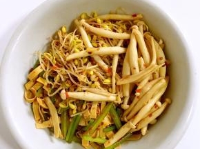 捞出后平铺在碗底。
