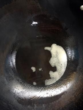 开大火倒入适量的香油，烧到七成热，油温一定要高，才能激发出辣椒和花椒的香麻味。