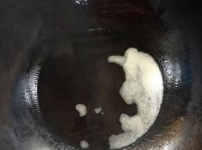 开大火倒入适量的香油，烧到七成热，油温一定要高，才能激发出辣椒和花椒的香麻味。