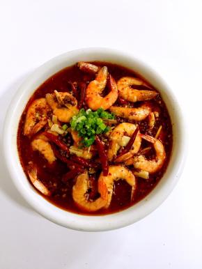 撒上葱花点缀一下，这道菜就完成了！赶紧尝一尝，虾肉吸收了鲜美的汤汁，一口吃下去非常鲜香麻辣，再试一下底菜，美味的海鲜菇，让 人吃一口还想吃第二口！还有原本烫到七成熟的豆芽和芹菜，在热油的“功力”下刚好熟透，又脆又香，真是好吃的不得了！