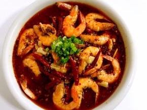 撒上葱花点缀一下，这道菜就完成了！赶紧尝一尝，虾肉吸收了鲜美的汤汁，一口吃下去非常鲜香麻辣，再试一下底菜，美味的海鲜菇，让 人吃一口还想吃第二口！还有原本烫到七成熟的豆芽和芹菜，在热油的“功力”下刚好熟透，又脆又香，真是好吃的不得了！