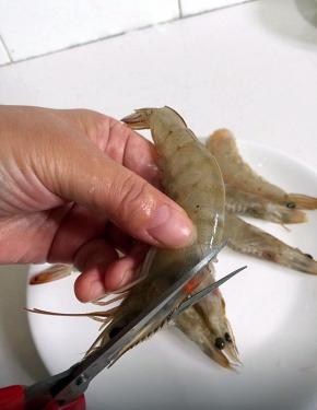 用剪刀先剪去虾头上的大刺，很硬的呢！