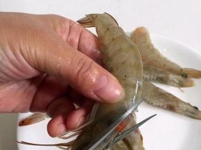 用剪刀先剪去虾头上的大刺，很硬的呢！