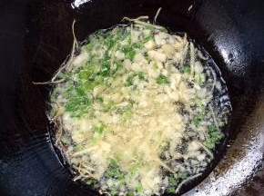 锅烧热后加入适量的油，加入蒜瓣、生姜、葱，小火炒出香味儿！