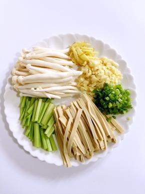 芹菜洗净切成段，千张洗净切成条状，生姜切成丝，蒜瓣剁碎，葱切成葱花，海鲜菇去掉黑色的根部洗净备用。