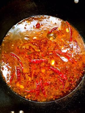 然后往炒好的红油里加入一大碗水，加入4勺料酒去腥，再加5勺生抽提味，一勺盐搅拌均匀即可。