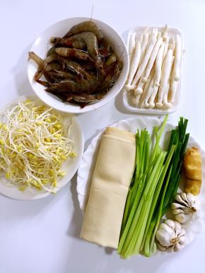 准备好所需的食材：
基围虾500克，豆芽200克，千张1张，芹菜3颗，海鲜菇200克，葱3颗颗，姜1块，蒜2个！