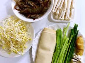 准备好所需的食材：
基围虾500克，豆芽200克，千张1张，芹菜3颗，海鲜菇200克，葱3颗颗，姜1块，蒜2个！