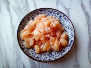 将鸡胸肉洗干净后切肉丁。