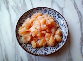 将鸡胸肉洗干净后切肉丁。