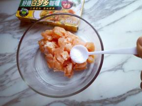 切好的鸡肉丁放在玻璃容器中，加入食用盐。
