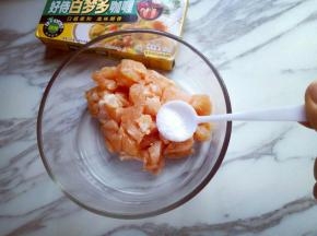 切好的鸡肉丁放在玻璃容器中，加入食用盐。
