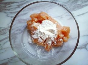 再加入一勺淀粉。