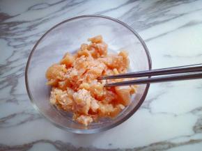 用筷子搅拌均匀，盖上盖子腌制15分钟。
