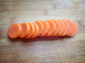 胡萝卜去皮，切片。