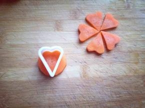 再用磨具压出爱心形状。(这个步骤可以忽略。)