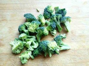 西兰花切成小朵，焯水，锅中放入冷水，大火烧开，倒入切好的西兰花，1分钟捞出立即过冷水。
