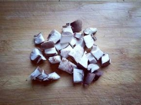 香菇去根，切丁。