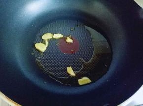 热锅冷油，加入切好的姜片炒香。