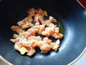 再将腌制好的鸡胸肉倒入煸炒。