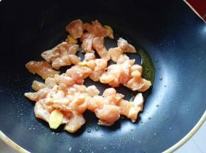 再将腌制好的鸡胸肉倒入煸炒。