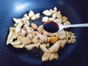 炒至鸡胸肉丁变白时加入一勺生抽，快速翻炒。