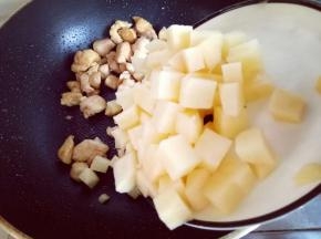 加入切好的土豆丁。