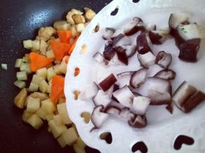 加入香菇丁。(香菇最好焯个水)锅中加入水烧开后，倒入香菇丁，1分钟即可。