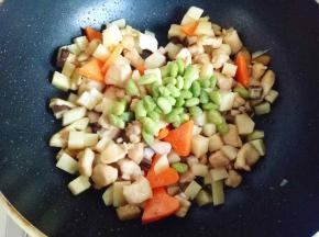 最后加入提前剥好的毛豆，翻炒均匀。(毛豆也可以不放)