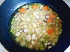 加入清水，没过菜品为宜。烧开后，中火5分钟。