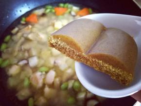 5分钟后加入咖喱块，小火慢炖15分钟。