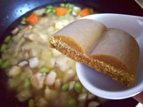 5分钟后加入咖喱块，小火慢炖15分钟。