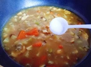 这时咖喱鸡肉已经很浓稠，加入盐，调味出锅。(可以品尝一下，在加入盐)用咖喱块无需过多调味。