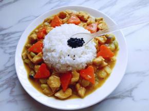 再米饭上撒上少许熟黑芝麻。