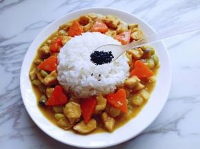 再米饭上撒上少许熟黑芝麻。