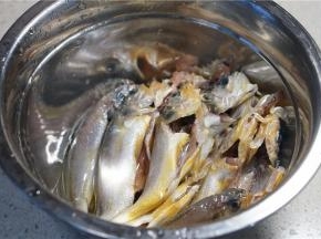 用细盐腌制小黄鱼半小时。
