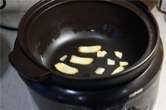锅里加热下姜片炉至出味。