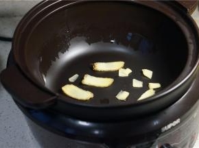 锅里加热下姜片炉至出味。