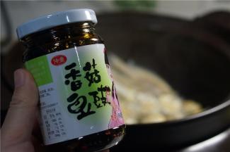 上盖焖五分钟之后再加入一茶匙的香菇豆豉酱。