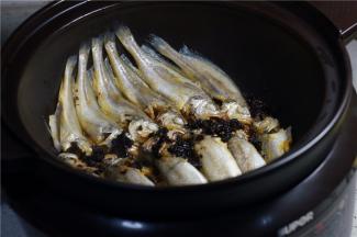 再加入小半碗清水及少许的酱油，焖十分钟。