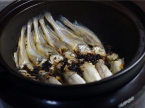 再加入小半碗清水及少许的酱油，焖十分钟。