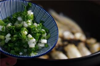 最后加入香葱，焖二分钟左右即可