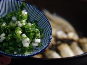 最后加入香葱，焖二分钟左右即可