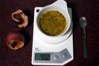 百香果切开，挖出果肉，称取90克果汁，果核无需过滤掉。