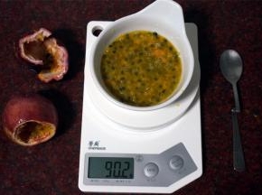 百香果切开，挖出果肉，称取90克果汁，果核无需过滤掉。